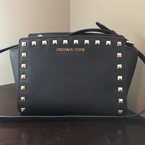 Micheal Kors Selma Studded Crossbody Medium Black